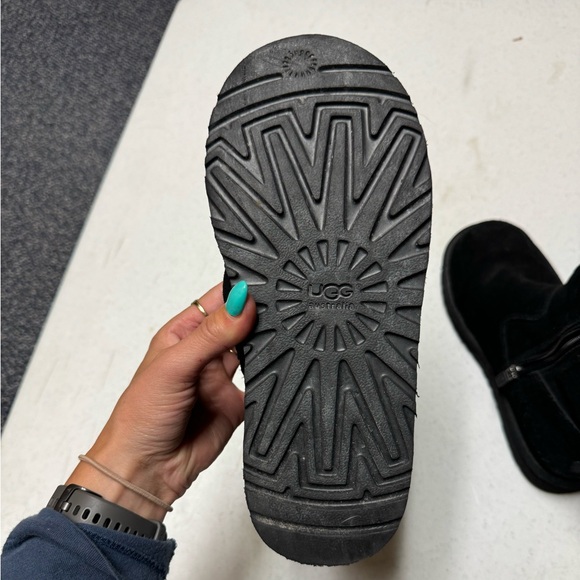 Black UGGS boots - Picture 3 of 8